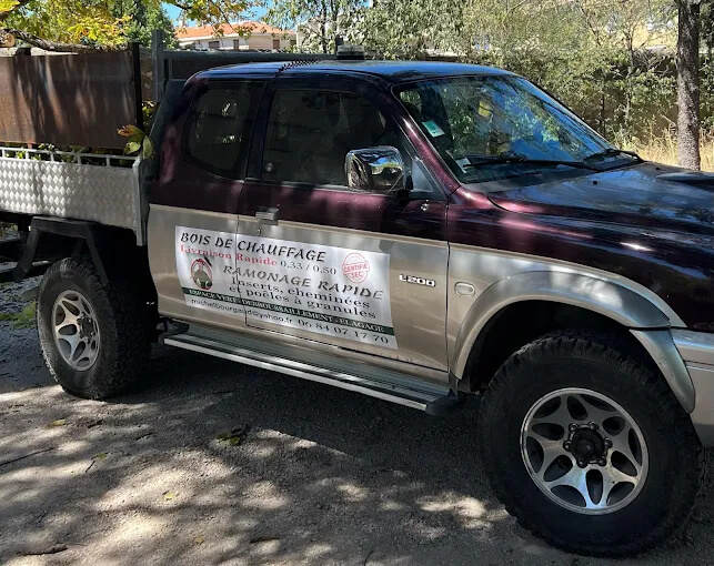 Camion de l'entreprise de bois de chauffage ramonage et elagage dans le luberon